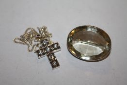 A SILVER MOUNTED BROOCH SET WITH A LARGE OVAL STONE, WITH 3.5 CM, TOGETHER WITH A CROSS PENDANT ON