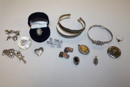 A COLLECTION OF SILVER AND OTHER JEWELLERY TO INCLUDE A HALLMARKED SILVER WEDGWOOD JASPERWARE