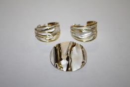 A MODERN SILVER GILT PENDANT AND EARRINGS SET, APPROX WEIGHT 17.8 G