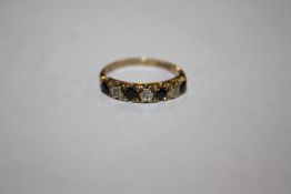 A HALLMARKED 9 CARAT GOLD SEVEN STONE DRESS RING SET WITH BLUE AND CLEAR STONE