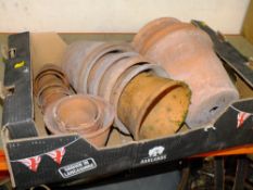 A TRAY OF TERRACOTTA CERAMIC PLANT POTS ( SOME DAMAGE )