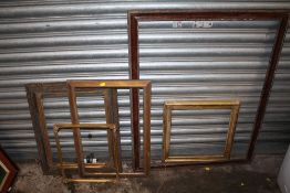 A COLLECTION OF FIVE ASSORTED ANTIQUE AND VINTAGE PICTURE FRAMES TO INCLUDE GILDED EXAMPLES -