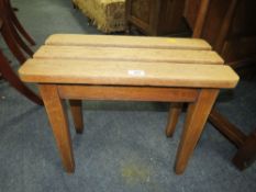 A HEAVY OAK SLATTED STOOL H-47 W-53.5 CM