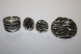 A MODERN SILVER RING, PENDANT AND EARRING SET, APPROX WEIGHT 21.4 G