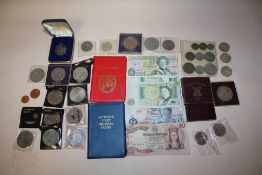 A COLLECTION OF VINTAGE AND MODERN COMMEMORATIVE COINS AND BANKNOTES TO INCLUDE ú2 COINS