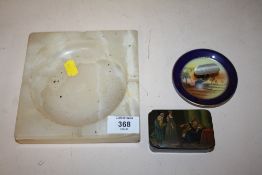 AN ANTIQUE SNUFF BOX TOGETHER WITH TWO ASH TRAYS