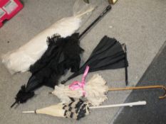 FOUR VINTAGE PARASOLS TOGETHER WITH AN OSTRICH FEATHER FAN