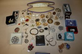 A BOX OF MOSTLY MODERN BROOCHES TO INCLUDE CAT SHAPED EXAMPLES