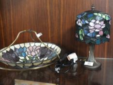 A SMALL TIFFANY STYLE TABLE LAMP WITH GLASS SHADE, HEIGHT 29 CM, TOGETHER WITH A SIMILAR CEILING
