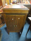 A VINTAGE OAK GRAMOPHONE CABINET - NO GRAMOPHONE