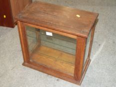 A FOUR SIDED GLAZED OAK DISPLAY CABINET, H 41 CM, W 45.5 CM, D 25 CM