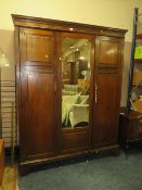 A 1920'S MAHOGANY TRIPLE WARDROBE H-198 W-152 CM