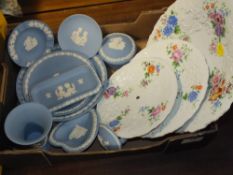 A BOX OF WEDGWOOD JASPERWARE TOGETHER WITH A DRESDEN STYLE CAKE STAND A/F