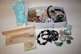 A BOX OF COSTUME JEWELLERY TO INCLUDE BROOCHES, NECKLACES ETC