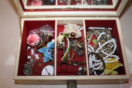 A VINTAGE JEWELLERY BOX CONTAINING COSTUME JEWELLERY