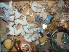 A SMALL TRAY OF COLLECTABLES TO INCLUDE SWAROVSKI STYLE CRYSTAL FIGURES, TRINKET POTS ETC.