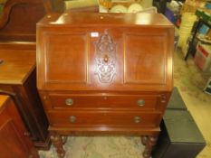 AN EARLY 20TH CENTURY MAHOGANY BUREAU WITH CARVED DETAIL W-76 CM