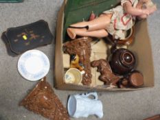 A BOX OF ASSORTED COLLECTABLES TO INCLUDE A PAIR OF FIGURAL CORBELS, LACQUER WARE TRAYS ETC.