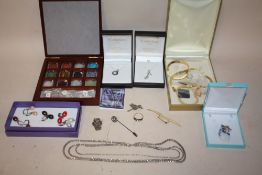A BOX OF SILVER AND OTHER JEWELLERY TO INCLUDE A SILVER GILT NECKLACE AND BRACELET SET, MOON STONE