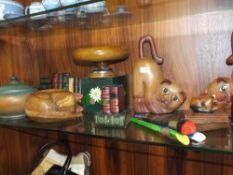 A COLLECTION OF DECORATIVE TREEN TO INCLUDE A PAIR OF CAT SHAPED BOOK ENDS