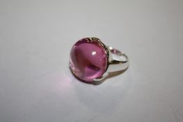 A MODERN LADIES SILVER DRESS RING SET WITH A POLISHED PINK STONE, APPROX WEIGHT 15.4 G