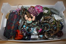 A TRAY OF ASSORTED COSTUME JEWELLERY