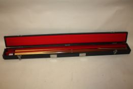 A VINTAGE CASED WINMAU SNOOKER CUE