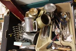 A BOX OF ASSORTED METALWARE TO INCLUDE A SILVER PLATED TOAST RACK, FLATWARE ETC.