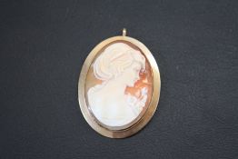 A 9 KT GOLD CAMEO BROOCH, with pendant attachment, H 4.75 cm