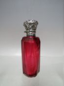 A HALLMARKED SILVER TOPPED CRANBERRY GLASS SCENT BOTTLE - BIRMINGHAM 1905, H 8 cm