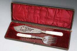 A HALLMARKED SILVER AND MOTHER OF PEARL FISH SERVERS BY JAMES LEWIS & SONS - SHEFFIELD 1903, in