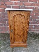 AN EDWARDIAN INLAID MARBLE TOPPED BEDSIDE POT CUPBOARD, with manufacturers button 'Edwards & Sons,