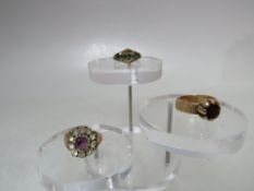 A HALLMARKED 9CT GOLD RING SET WITH SINGLE GARNET TYPE STONE, ring size N, approx. weight 5.5 g,