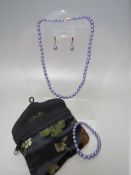 AN HONORA LAVENDER PEARLS AND 14K GOLD THREE PIECE JEWELLERY SET, comprising a pair of dropper