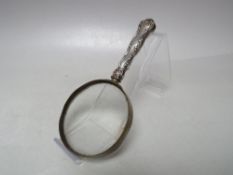 A SILVER HANDLED MAGNIFYING GLASS, L 16 cm