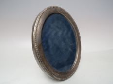 A HALLMARKED SILVER OVAL PHOTO FRAME - SHEFFIELD 1990, H 22 cm