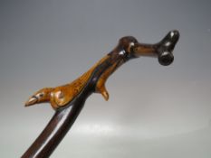 A FOLK ART WALKING CANE WITH CARVED BIRD ADORNMENT, brass collar to bottom edge, overall L 87 cm