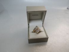 A HALLMARKED 9CT GOLD MODERN CROSSOVER STYLE GEMSET DRESS RING, ring size M, approx 4.8 g