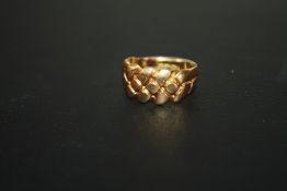 A HALLMARKED 18 CARAT GOLD RING, approx weight 5.1g, ring size J