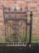 A HAND FORGED WROUGHT IRON SINGLE GATE WITH FIXING POST, post H 135 cm, gate approx H 153 cm, W 83