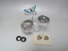 A VINTAGE RETRO STYLE DAVID LAWRENCE HALLMARKED SILVER BROOCH, W 5 cm, together with a sterling