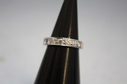 AN 18 CARAT WHITE GOLD SEVEN STONE DIAMOND RING, approx weight 5g, ring size N
