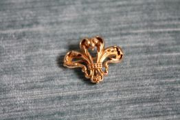 A 9 CARAT GOLD FLEUR DE LYS PENDANT BROOCH, approx weight 3.2g, W 2.5 cm