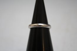 AN UNUSUAL WEDDING BAND WITH PLATINUM EXTERIOR AND 22 CARAT GOLD CORE, approx weight 4.5g, ring size