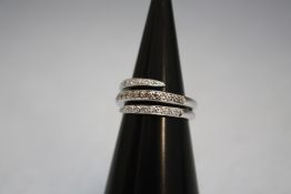 AN 18 CARAT WHITE GOLD DIAMOND SET SPLIT BAND RING, approx weight 6.1g, ring size L 1/2