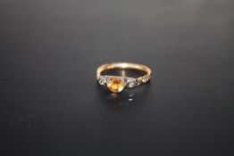 A GEORGIAN TYPE RING, set with a central amber style stone with a diamond either side, approx weight
