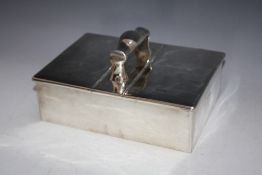 A HALLMARKED SILVER DOUBLE SIDED TABLE TOP CIGAR BOX - LONDON 1920, with central carry handle and
