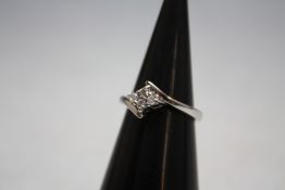 AN 18 CARAT WHITE GOLD FOUR STONE DIAMOND RING, approx weight 3.2g, ring size L 1/2