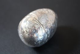 A HALLMARKED SILVER LATER CONVERSION NUTMEG GRATER, in the form of an egg, H 4.5 cm
