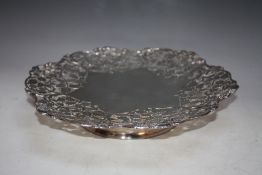 A HALLMARKED SILVER PIERCED FRUIT DECORATED CAKE STAND BY ATKIN BROTHERS - SHEFFIELD 1932,